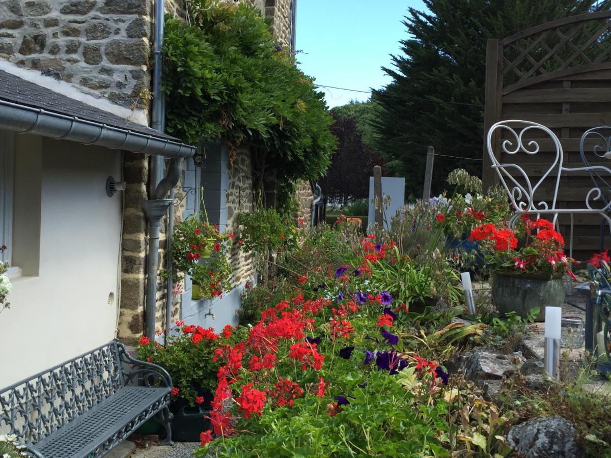 Au Bon Accueil Bed & Breakfast Saint-Marcan Exterior photo