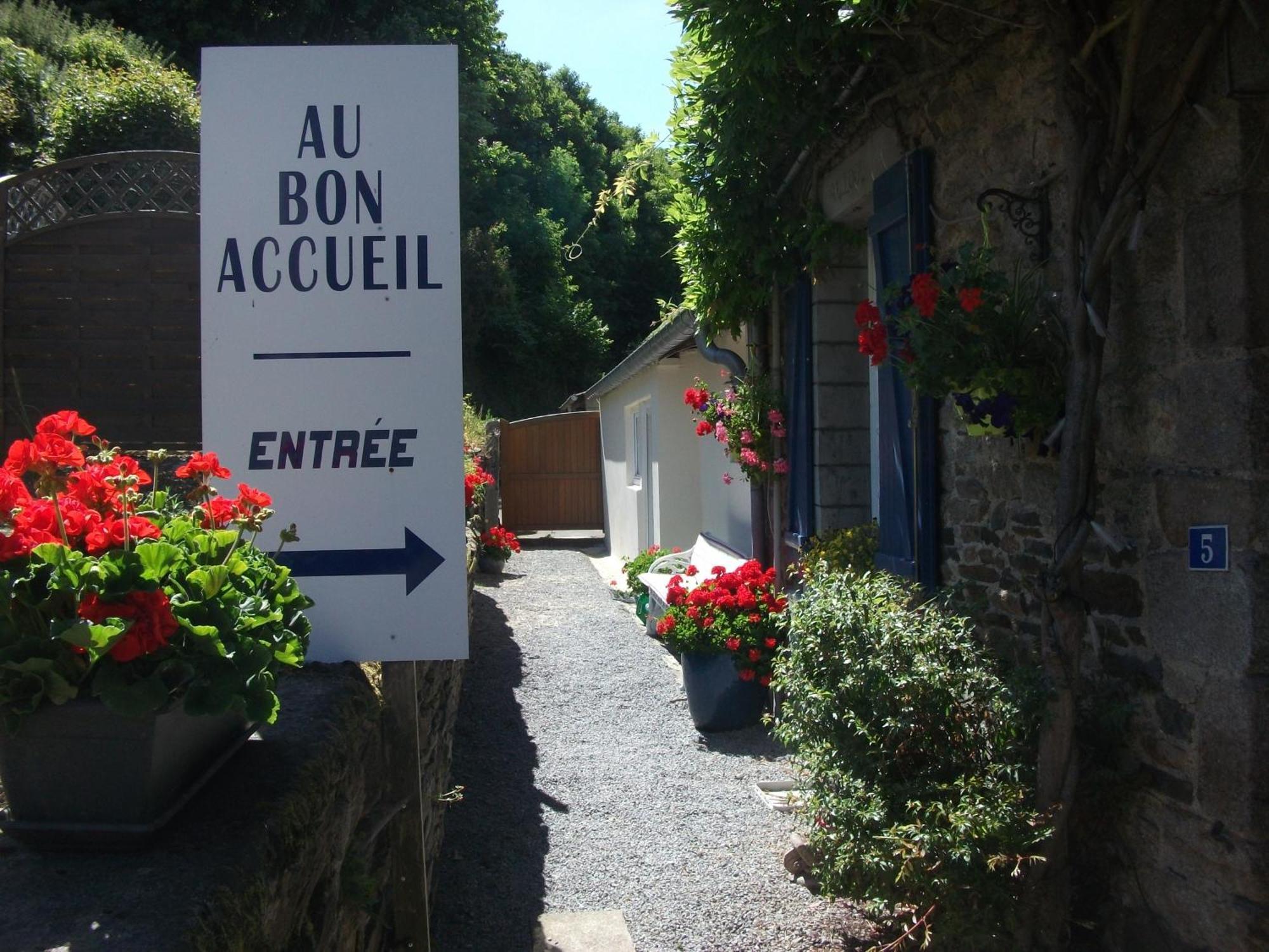 Au Bon Accueil Bed & Breakfast Saint-Marcan Exterior photo