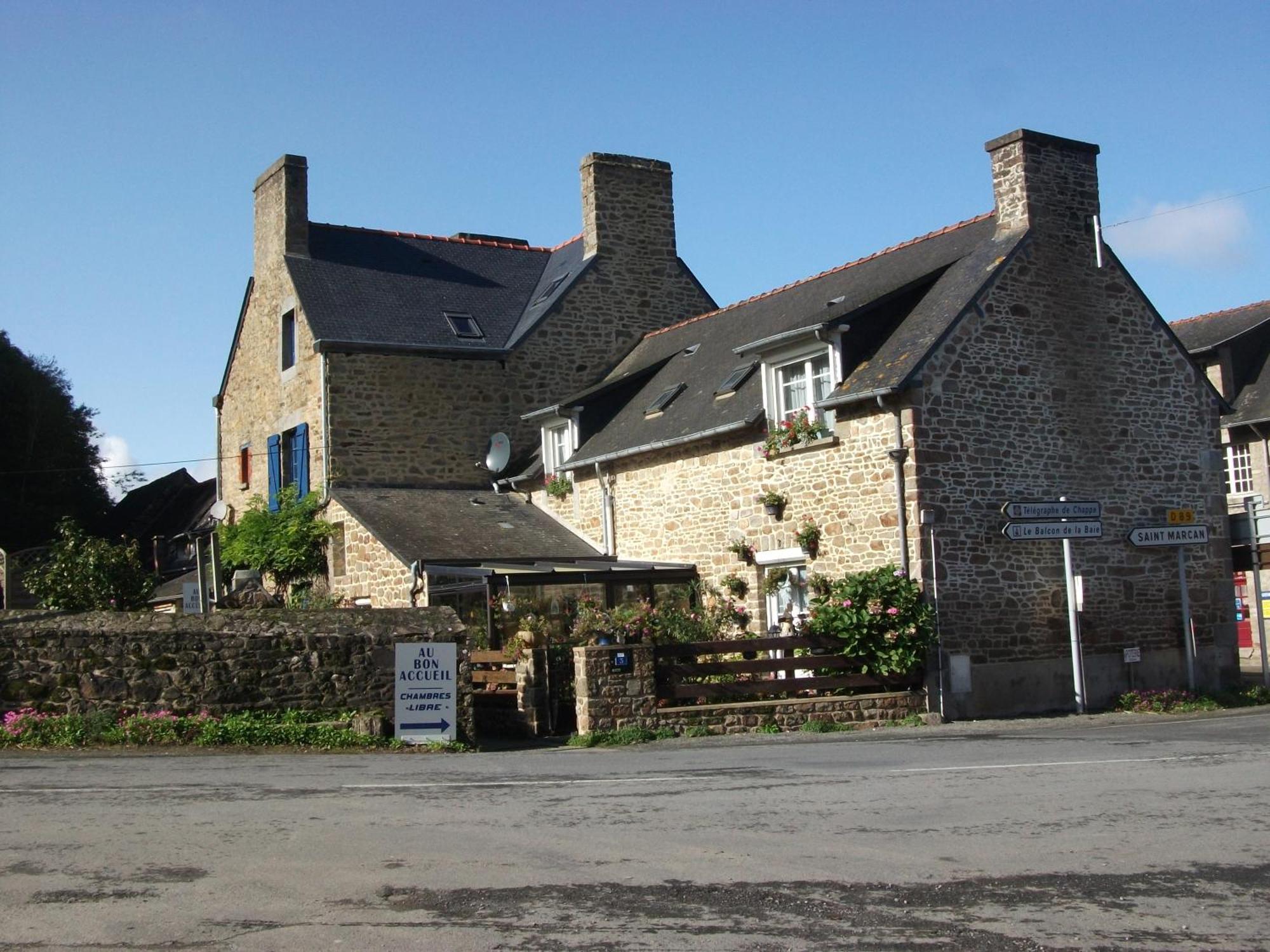 Au Bon Accueil Bed & Breakfast Saint-Marcan Exterior photo