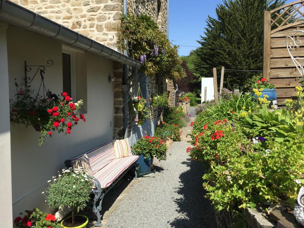 Au Bon Accueil Bed & Breakfast Saint-Marcan Exterior photo