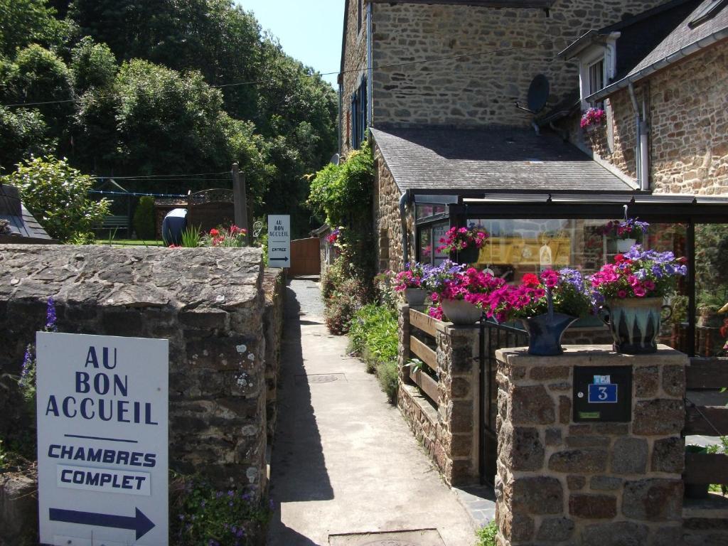 Au Bon Accueil Bed & Breakfast Saint-Marcan Exterior photo
